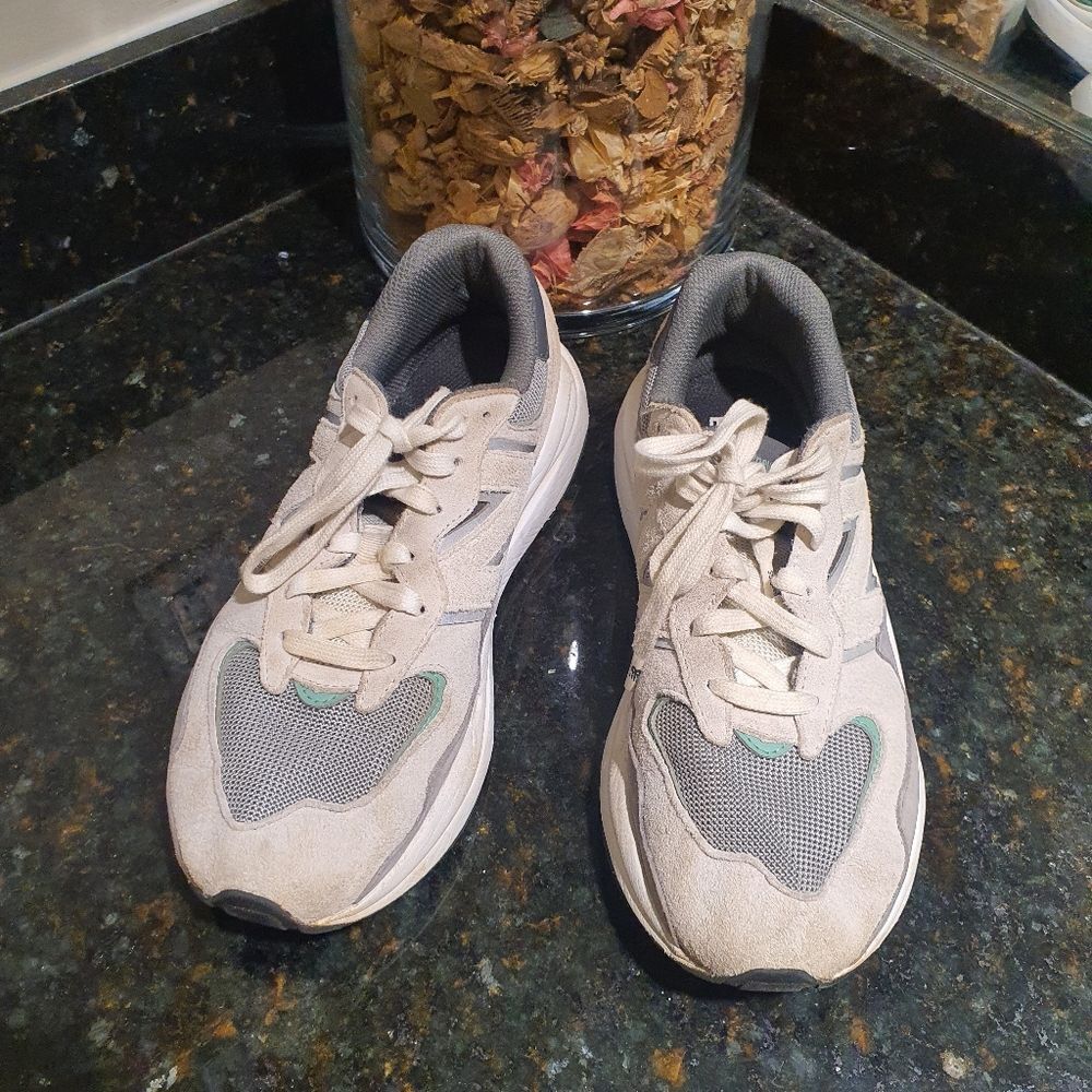 New Balance Men's Athletic Shoes in Light Gray with Green Accents